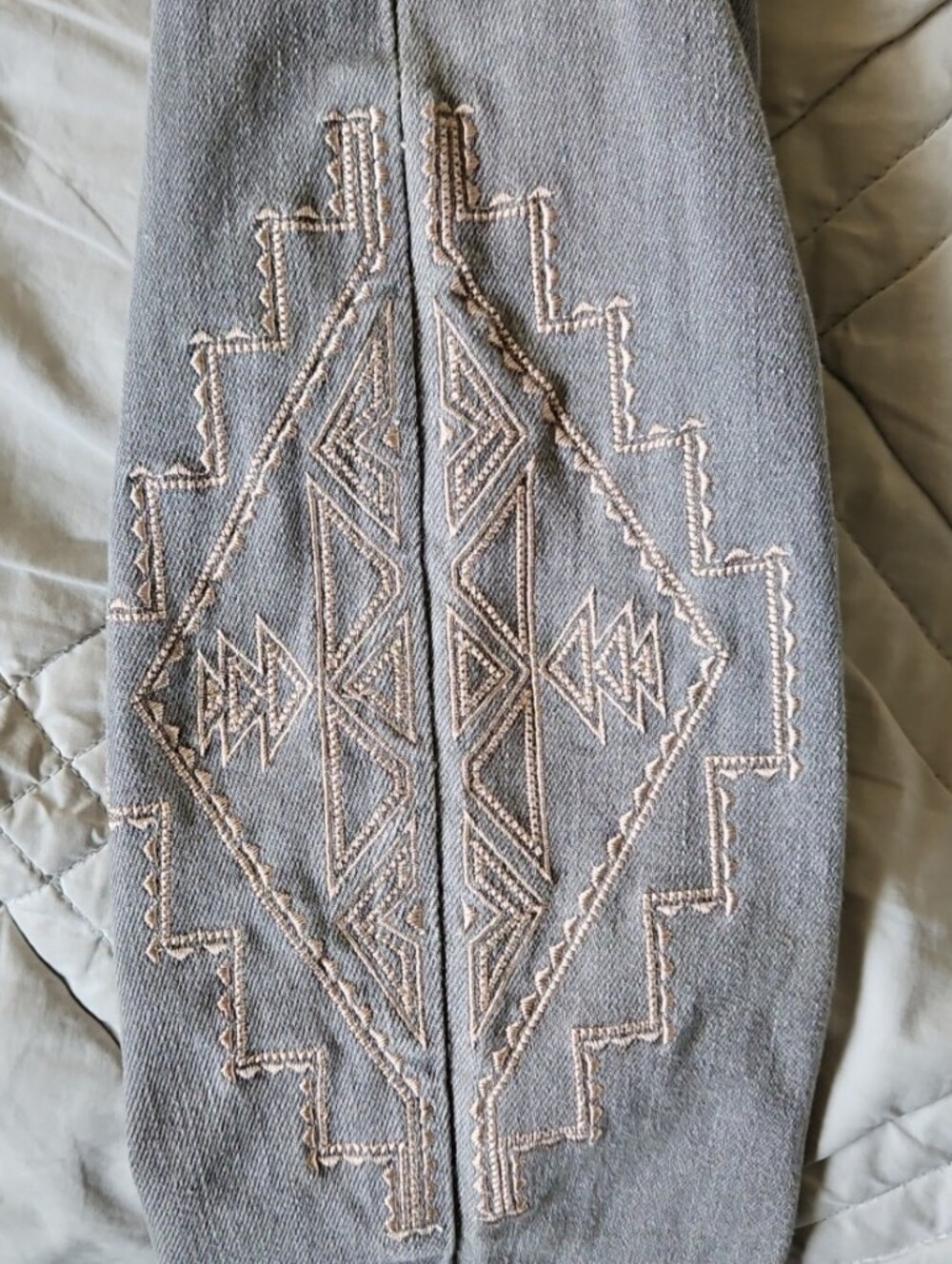 Bullhead Black Trading Co Gray Aztec Embroidered Capri Jeans Size 5 Y2K Boho - Picture 5 of 6